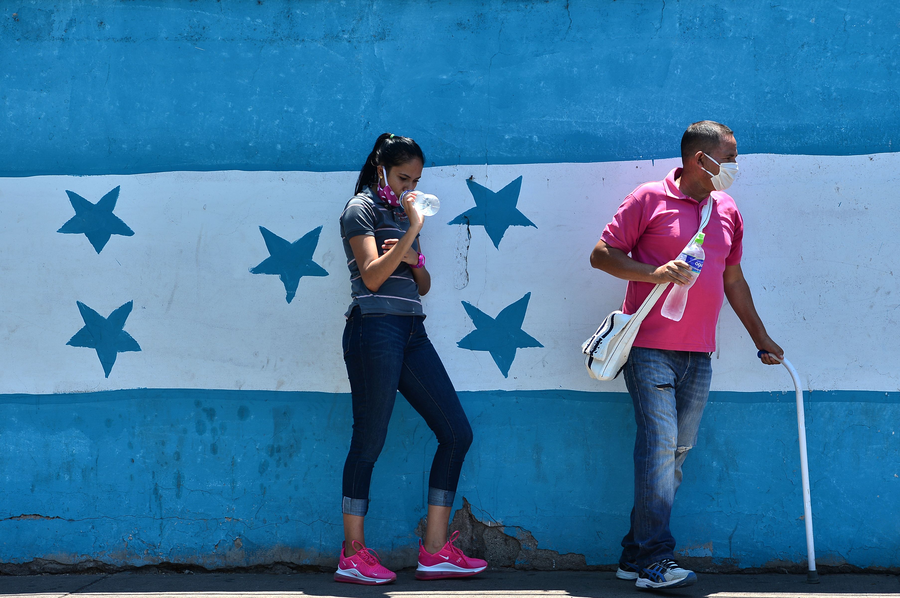 En Honduras se han denunciado varias compras anómalas para atender la emergencia del covid-19. (Foto Prensa Libre: AFP)