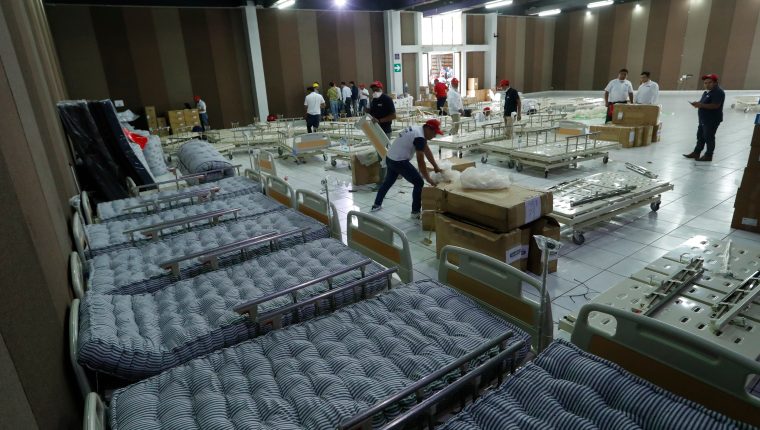 Las autoridades de Salud no han revelado cuántos pacientes están siendo atendidos en el hospital temporal del Parque de la Industria, en la zona 9. (Foto Prensa Libre: HemerotecaPL) 