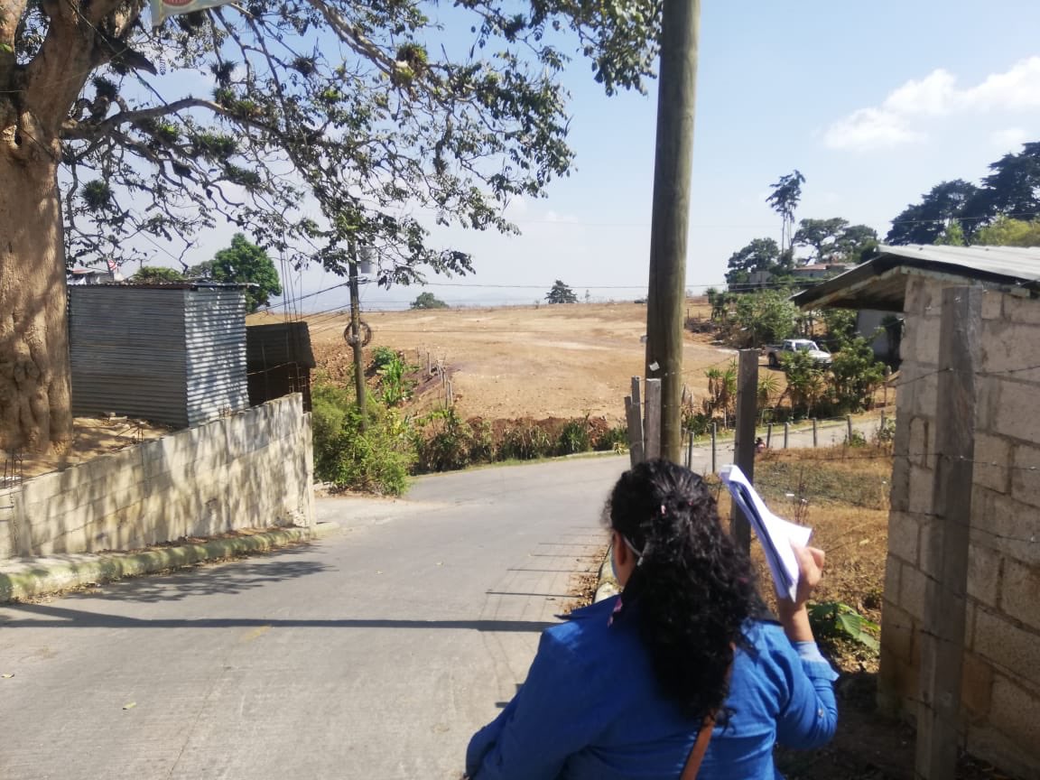 La maestra Elizabeth Valenzuela Rodríguez se tomó la tarea de visitar la casa de cada uno de sus alumnos para llevarles guías de estudio. (Foto Prensa Libre: cortesía)