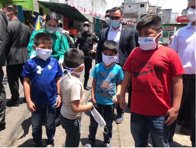 Varios niños caminan en el mercado La Terminal, algo qu está prohibido según las medidas anunciadas por el presidente. (Foto Prensa Libre: Miriam Figueroa)