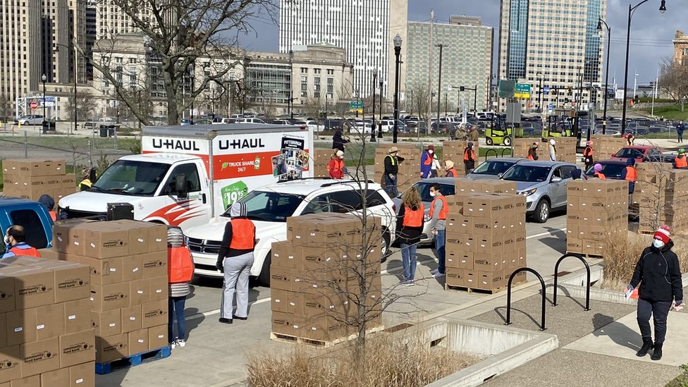 En las ciudades más grandes, el reparto de alimentos se ha tenido que organizar con distintos puntos de parada. (Foto Prensa Libre: Greater Pittsburgh Community Food Bank)