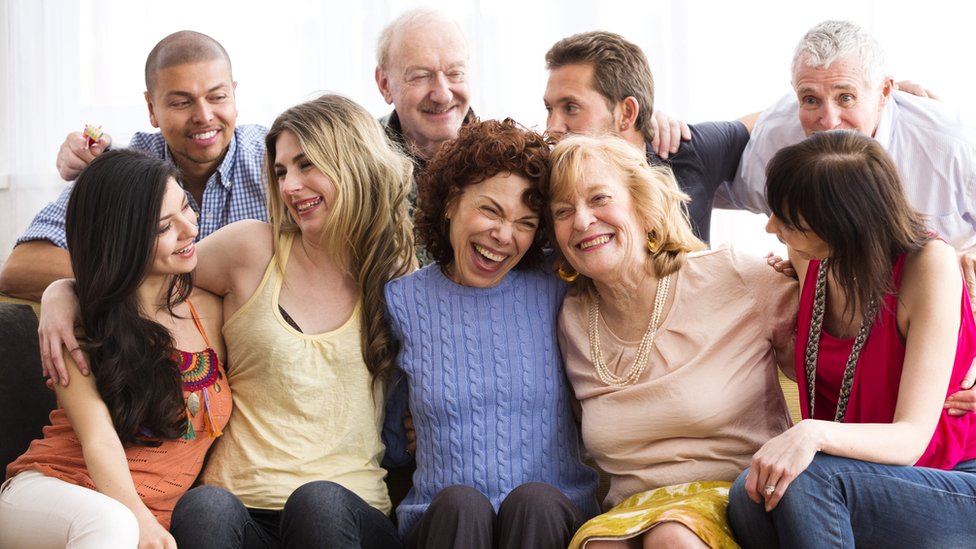 Extender la burbuja social permite incorporar más personas al núcleo familiar que deben mantener esta relación de forma exclusiva. (Foto Prensa Libre: Getty Images)