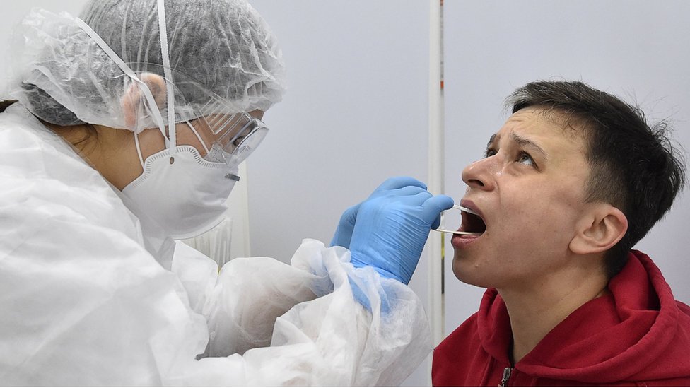 Algunos pacientes recuperados de covid-19 volvieron a dar positivo en las pruebas. ¿Por qué se puede dar esto? GETTY IMAGES