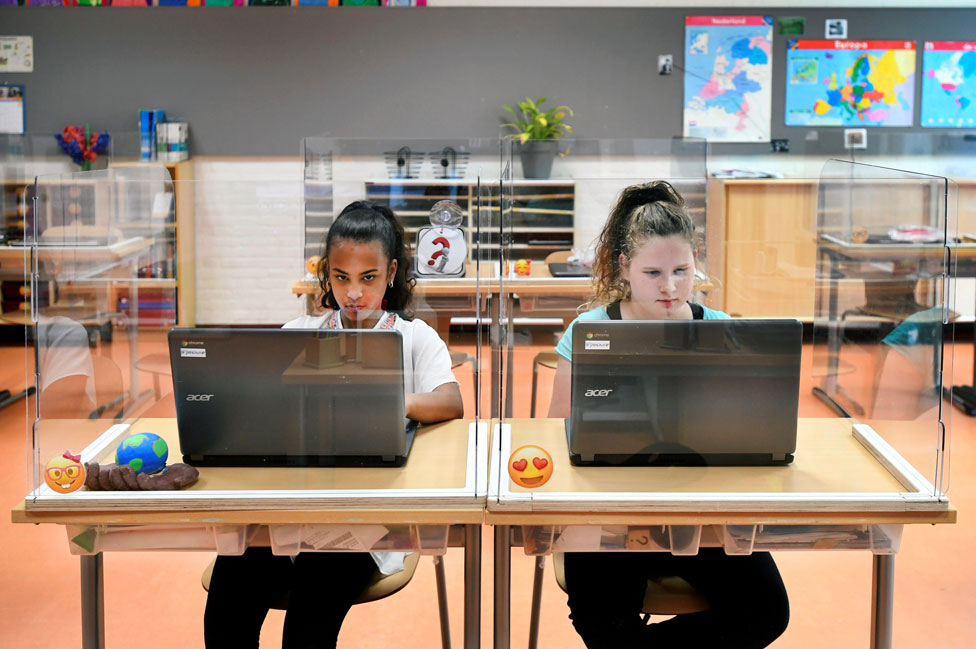 Incluso los países en los que se ha permitido a los niños ir a la escuela están adaptando las aulas con plexiglass para minimizar la posible transmisión de covid-19. (Foto Prensa Libre: Getty Images)