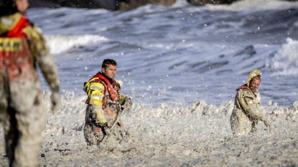 La espuma dificultó las tareas de rescate. (Foto Prensa Libre: AFP)