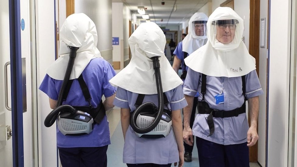 En el Hospital Universitario de Southampton, Reino Unido, el personal médico usa en pruebas unas máscaras con purificadores de aire especiales. UHSFT