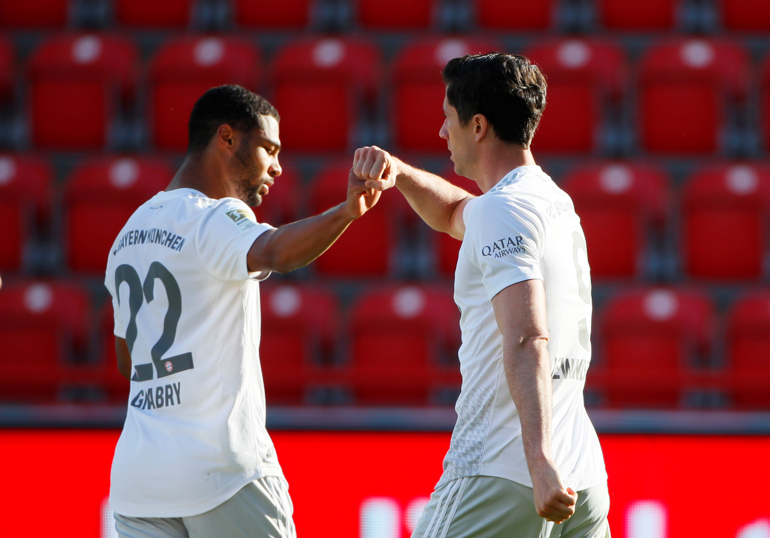 El delantero polaco Robert Lewandowski celebra el gol del Bayern con su compañero Serge Gnabry. (Foto Prensa Libre: AFP)