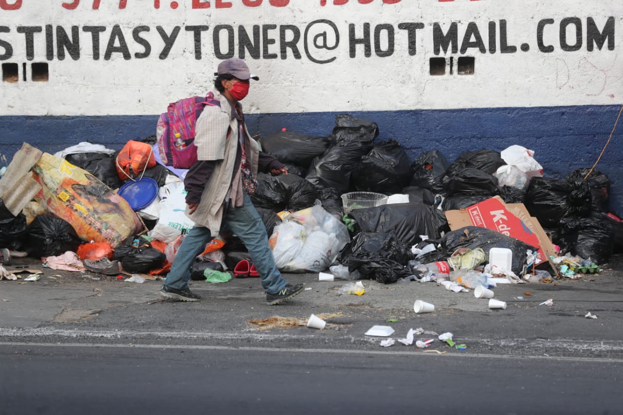 Bolsas de basura fueron dejadas en varias áreas de La Florida, zona 19 de Guatemala, durante las horas permitidas a los guatemaltecos para salir de sus viviendas. (Foto Prensa Libre: Érick Ávila)