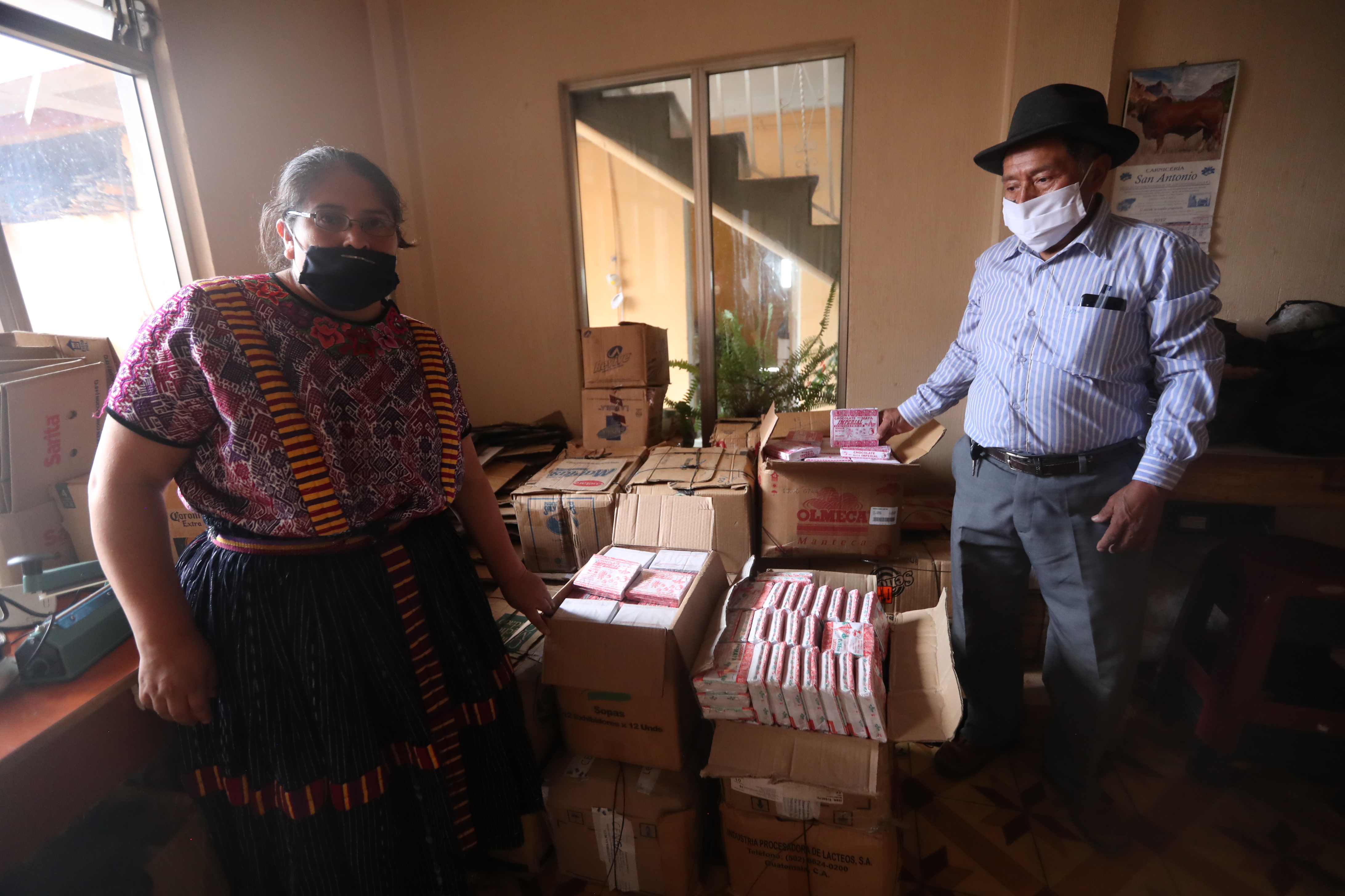 La pareja almacena el chocolate en cajas para guardarlo mientras tienen la oportunidad de venderlo por mayor. (Foto Prensa Libre: María Longo) 