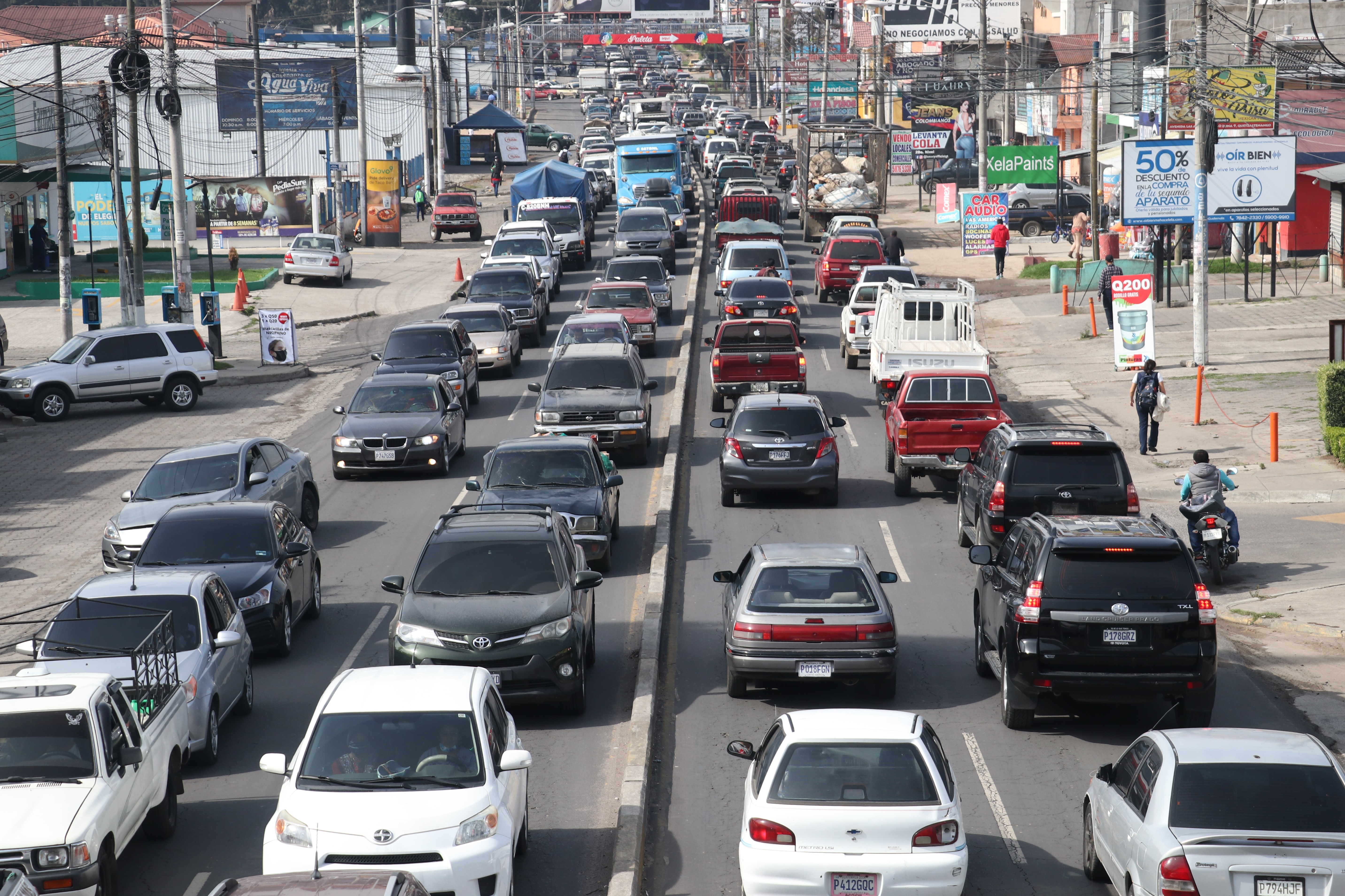 Avenida Las Américas, zona 9 presentó alta carga vehicular durante este día. (Foto Prensa Libre: Raúl Juárez)