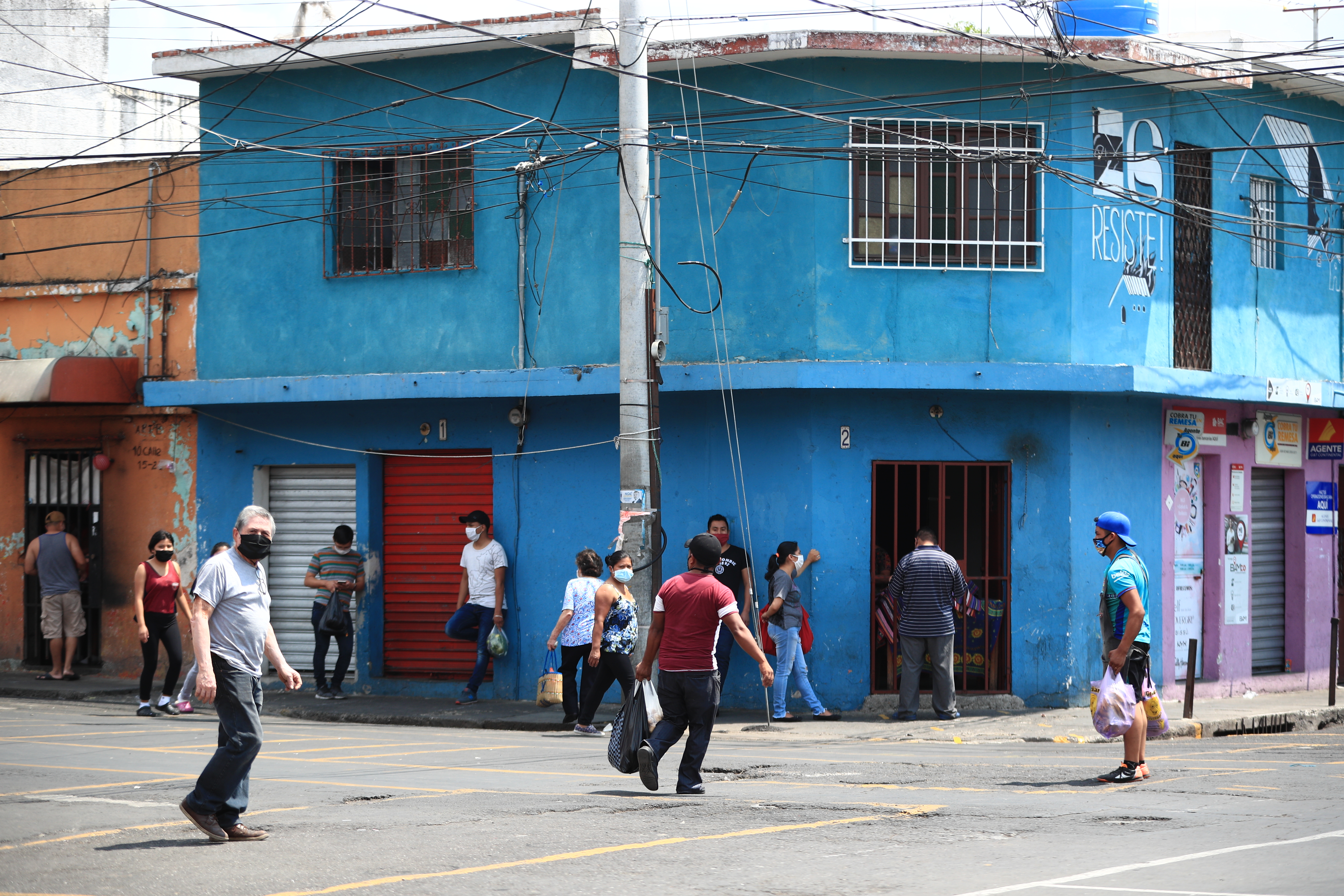 Decenas de personas terminan de abastecerse en la zona 6, luego de las compras en tiendas de barrio faltando 20 minutos para el confinamiento van a su vivienda con premura. (Foto Prensa Libre: Carlos Hernández) 