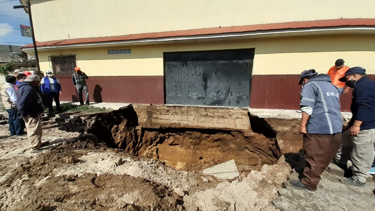 La lluvia causó hundimientos en Quetzaltenango. (Foto: Conred)