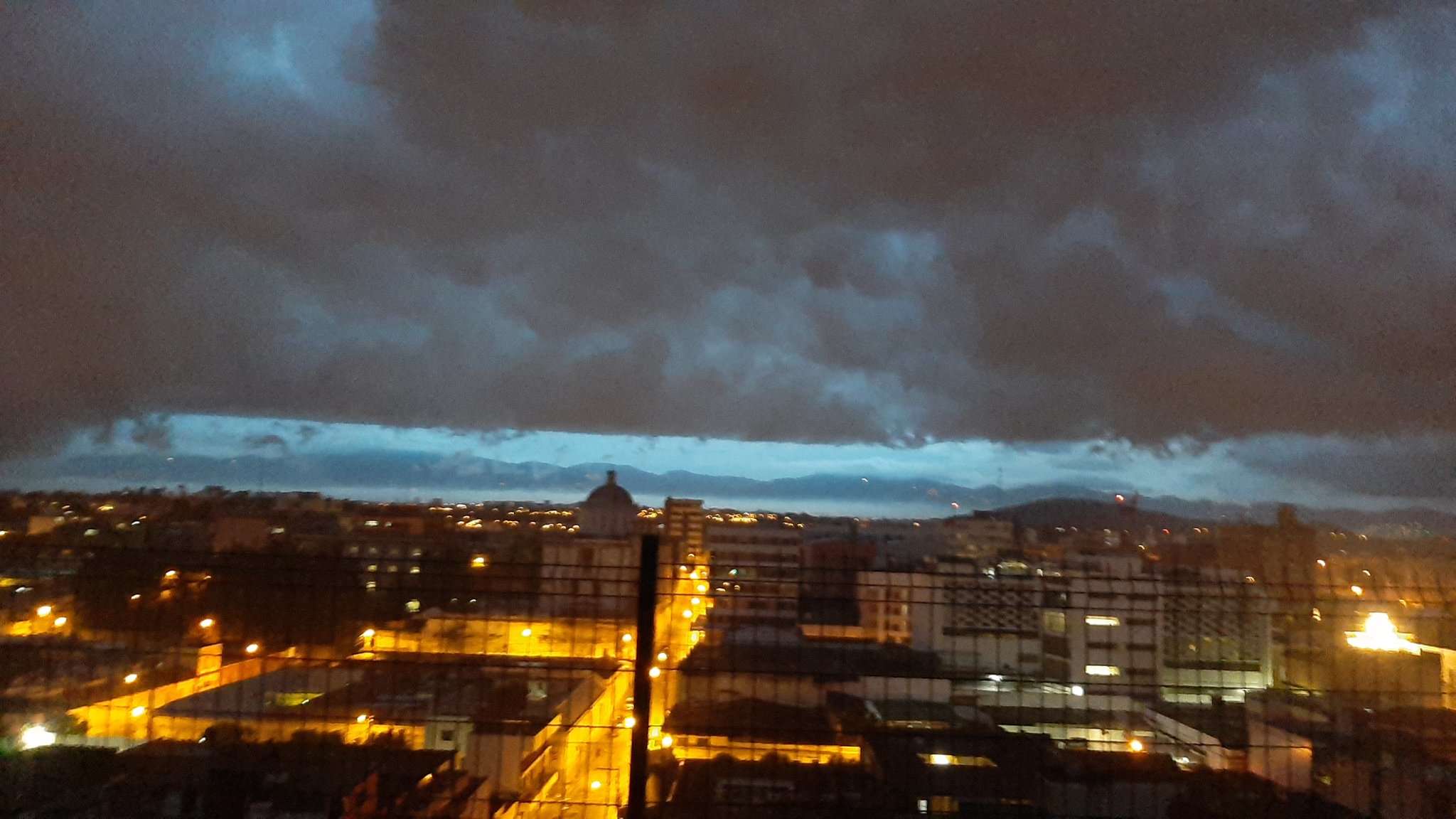 Qué Fenómeno Provocó Una Extraña Formación De Nubes Sobre La Ciudad De ...