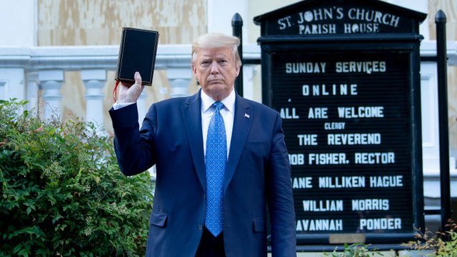 Trump posó frente a una iglesia dañada poco después de que la policía usara gases lacrimógenos para dispersar a los manifestantes cercanos. (Foto Prensa Libre: Getty Images)