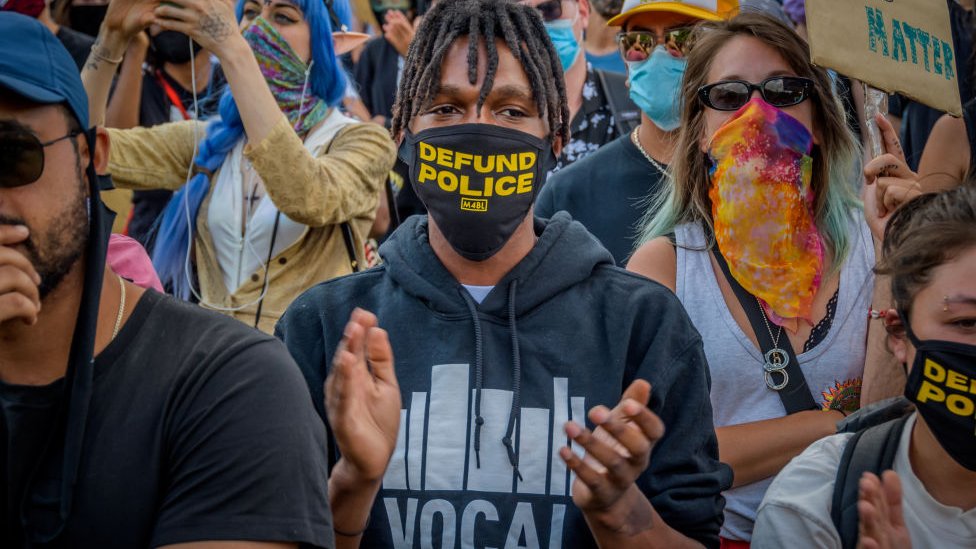 "Defund the Police", la idea de reducir o quitar el financiamiento a los cuerpos de seguridad es una de las propuestas más radicales. (Foto Prensa Libre: Getty Images)