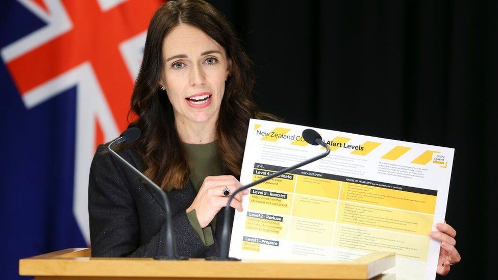 Jacinda Ardern dijo que la eliminación de los contagios no es un momento en el tiempo sino un esfuerzo sostenido. (Foto Prensa Libre: Getty Images)