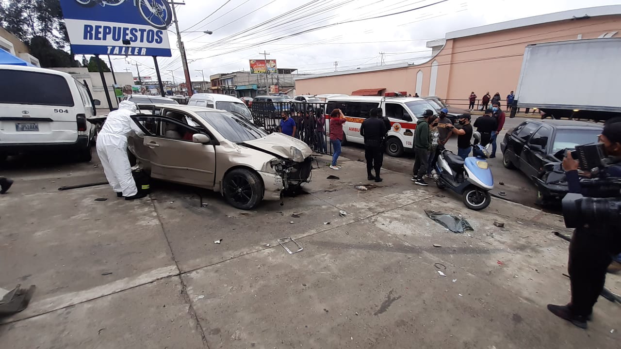 Los vehículos quedaron con serios daños y dentro del estacionamiento de un negocio. (Foto Prensa Libre: Raúl Juárez)