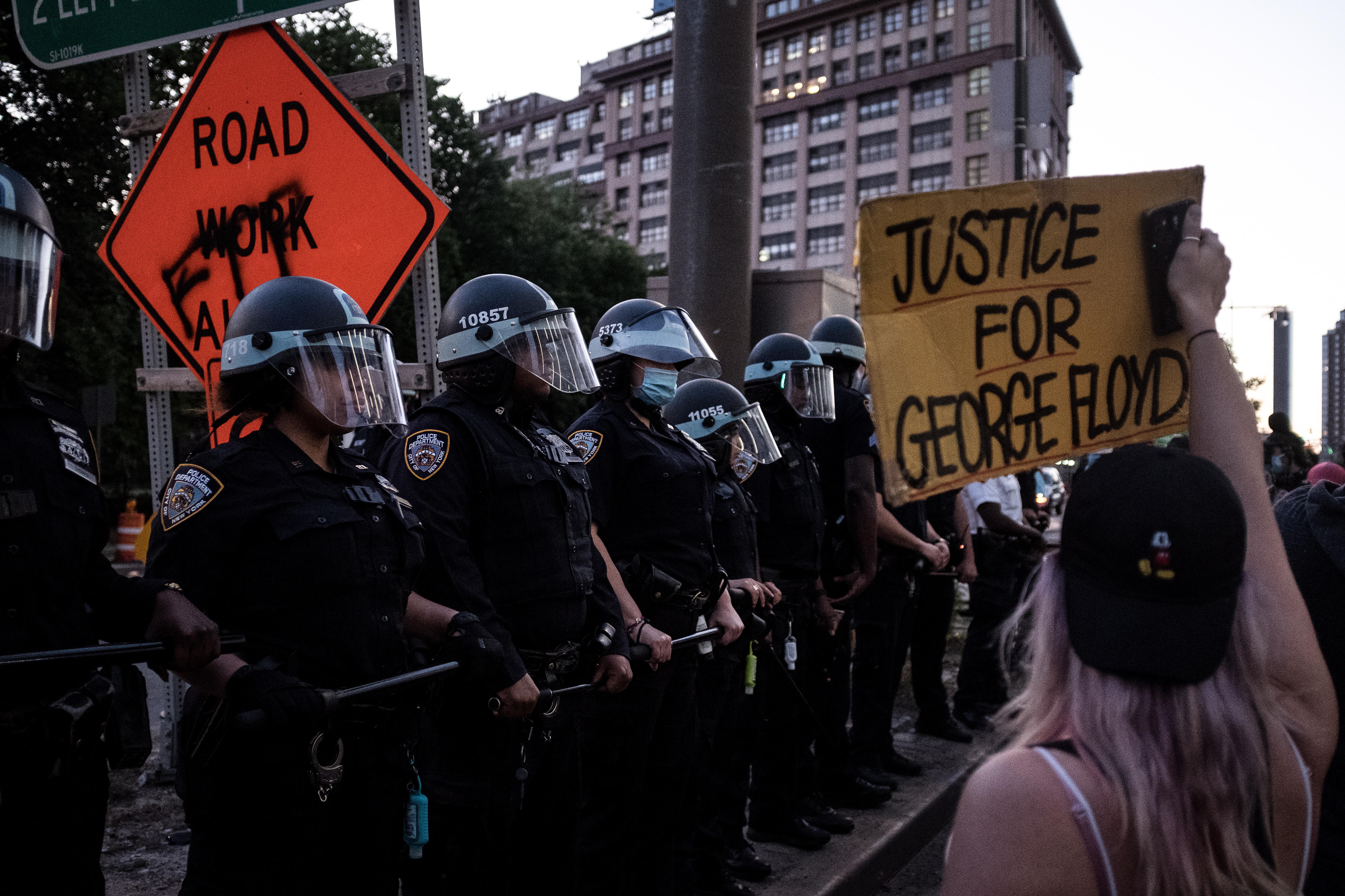 Manifestantes en Nueva York muestran pancartas contra el racismo por el caso de George Floyd. (Foto Prensa Libre: EFE)