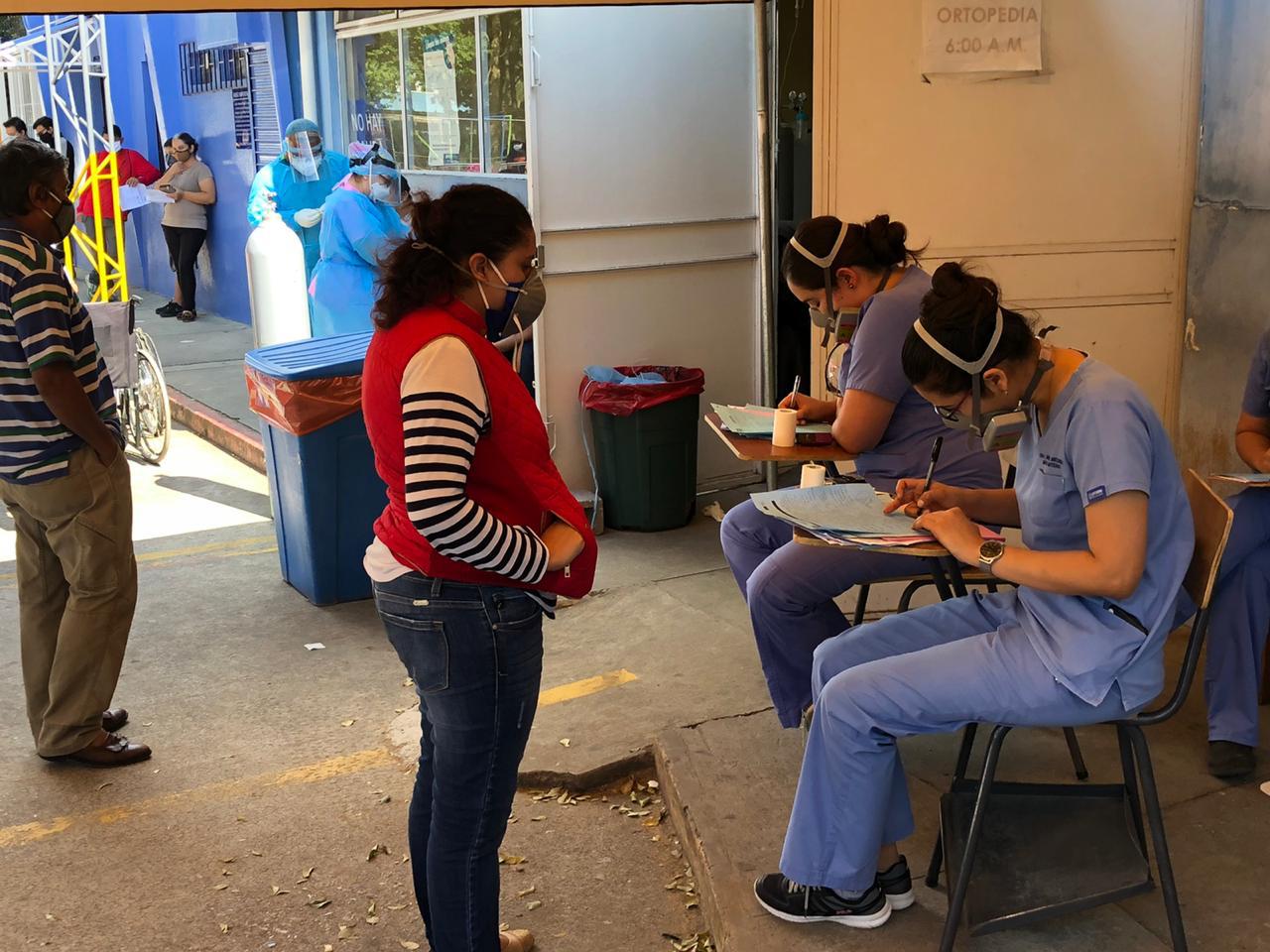 Médicos residentes extranjeros que están en el Hospital Roosevelt ya no tienen recursos para cubrir su estadía en el país, y el Ministerio de Salud les ofrece contratarlos haciendo turnos en hospitales temporales. (Foto Prensa Libre: Cortesía Jorge Guardado)