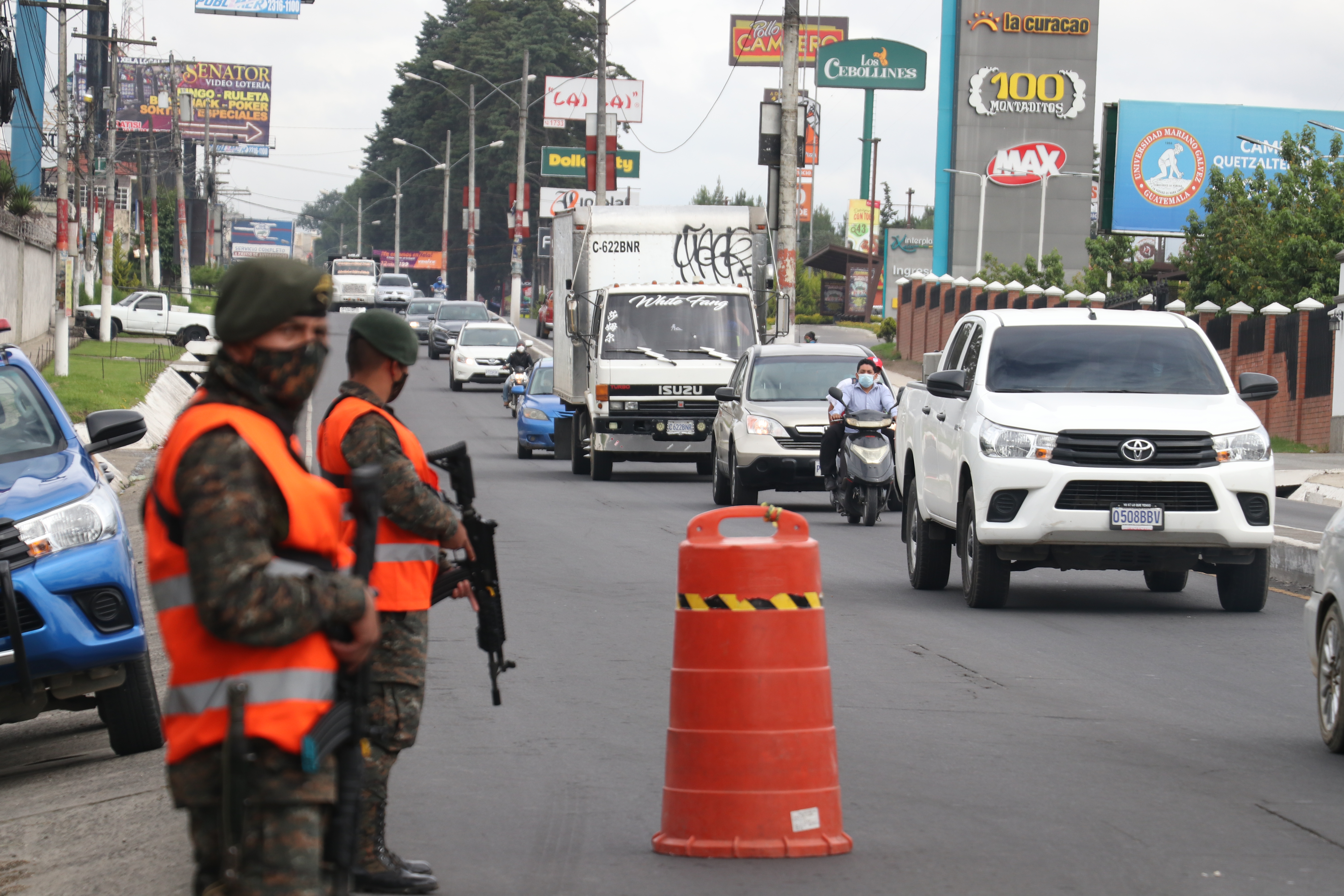 Desde hace varias semanas la municipalidad ha implementado controles en los ingresos que ha tenido el apoyo del 
Ejército y la Policía Nacional Civil. (Foto Prensa Libre: Raúl Juárez)