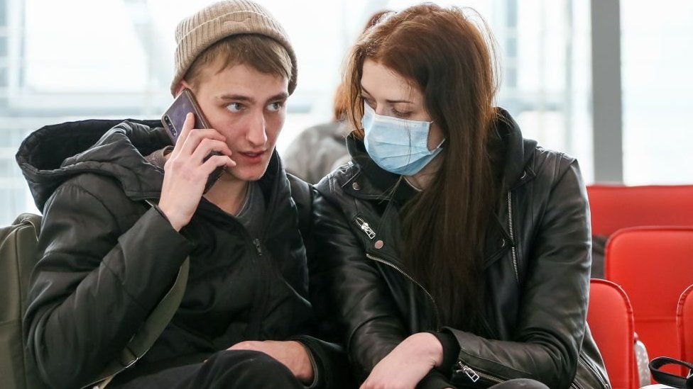 La evidencia sugiere que en todo el mundo las mujeres acostumbran utilizar más las mascarillas faciales que los hombres. Getty Images