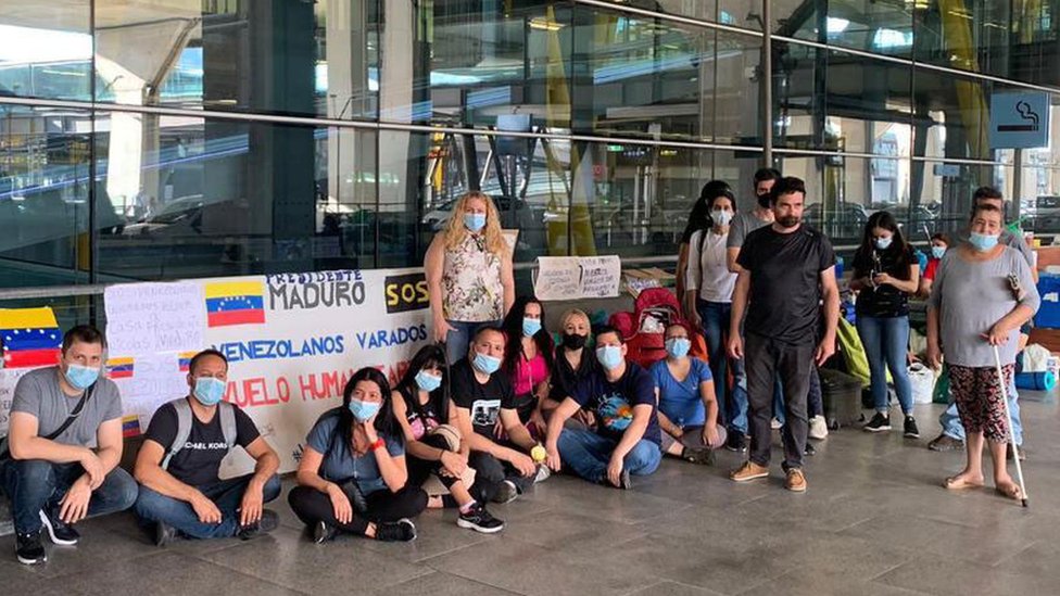 Tras quedarse sin dinero, una treintena de venezolanos ahora pernocta en las inmediaciones del aeropuerto Adolfo Suárez Madrid-Barajas. (Foto Prensa Libre: Luciano del Gaudio)