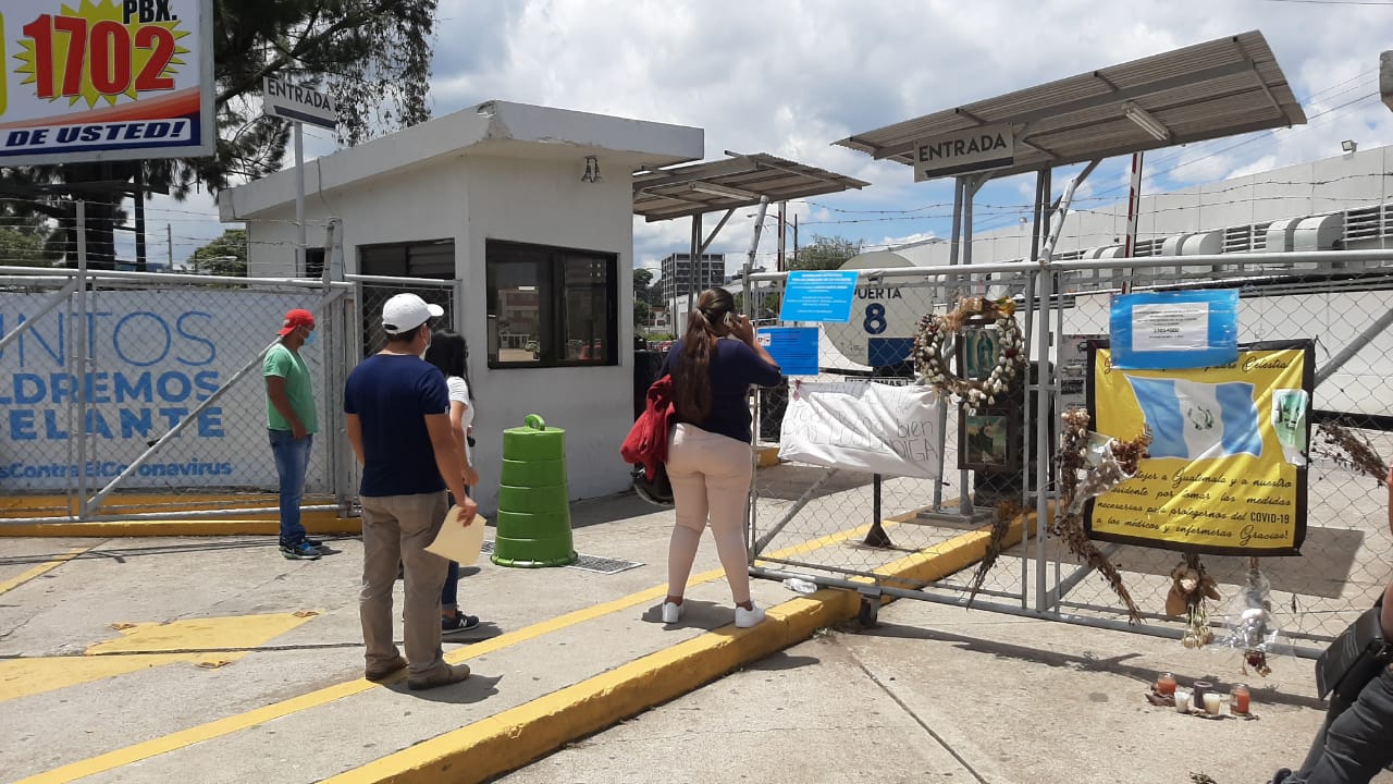 
Parientes de pacientes internados en el hospital temporal del parque de la Industria esperan información en una de las entradas a ese centro asistencial. (Foto Prensa Libre: Andrea Domínguez)
