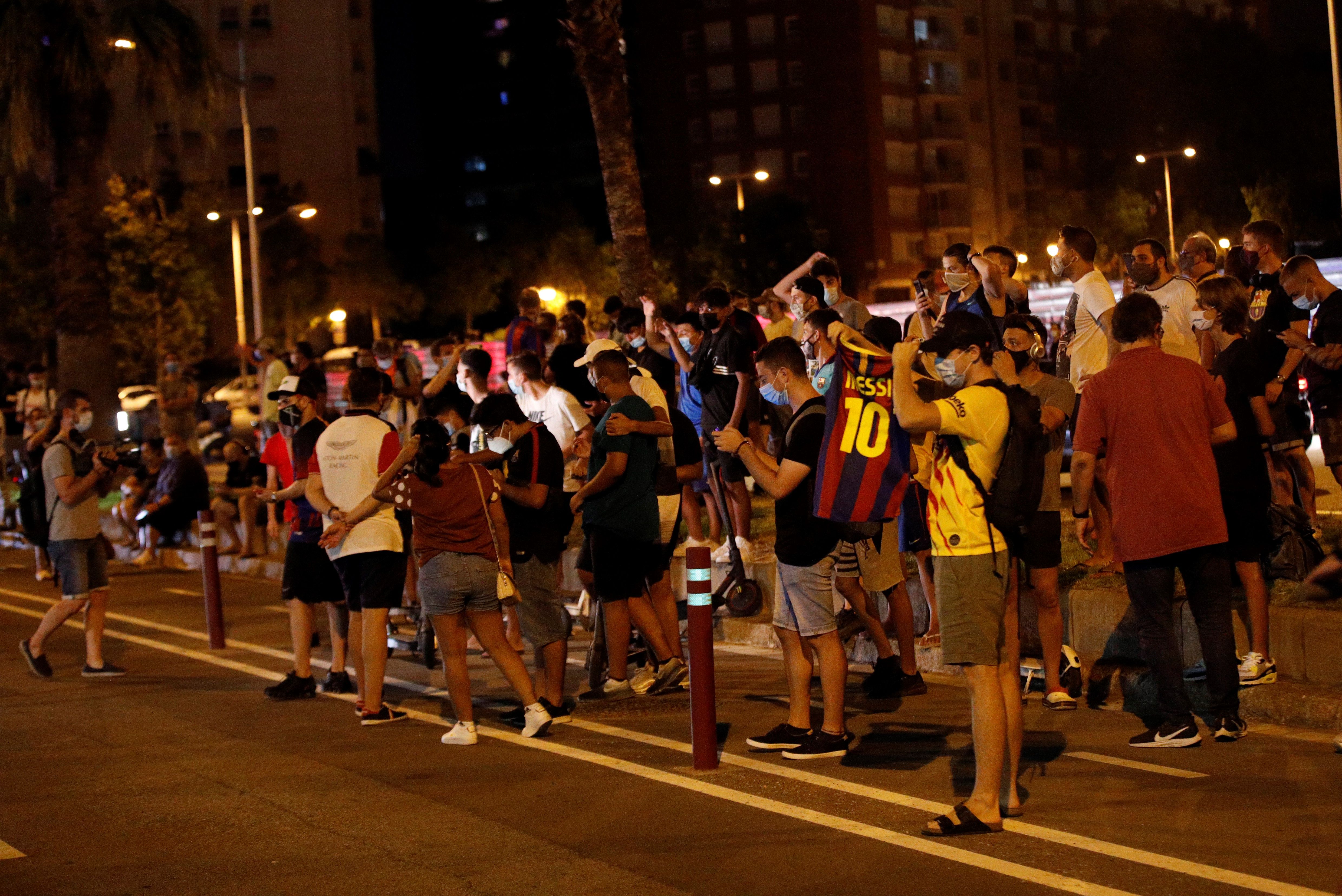 Decenas de personas participan en una concentración frente a las oficinas del Camp Nou pidiendo dimisión del presidente del club Josep María Bartomeu. (Foto Prensa Libre: EFE)