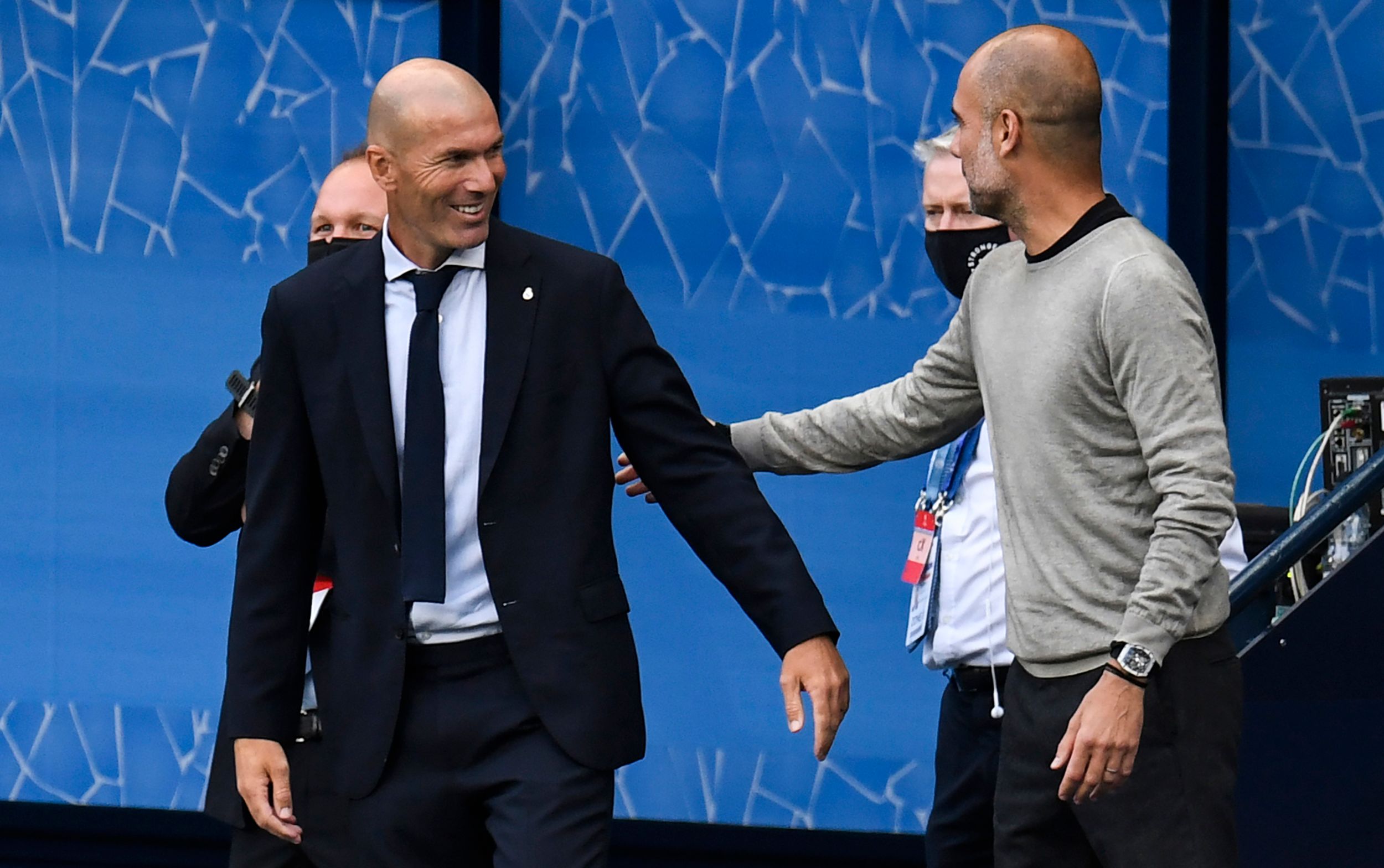 Zinedine Zidane y Pep Guardiola se saludaron antes y después del partido de la Champions League. (Foto Prensa Libre: AFP)