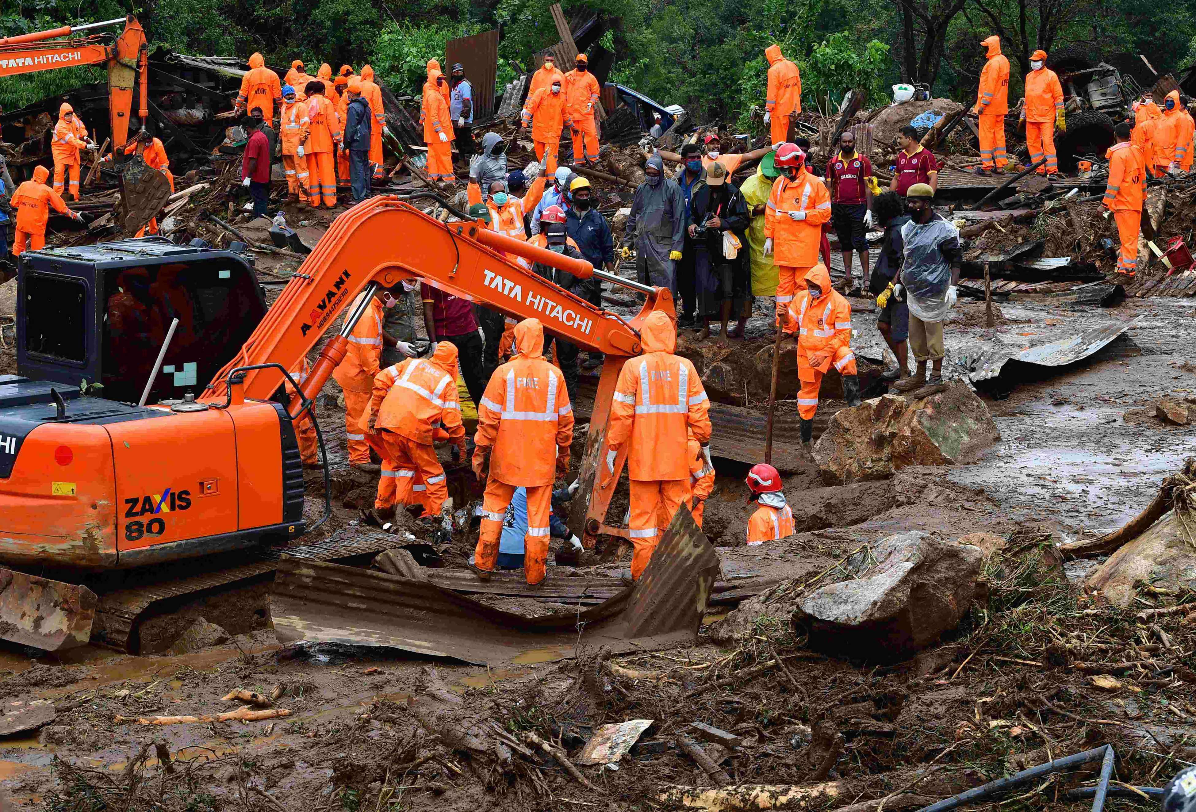 Las operaciones de rescate llevaron varias horas en la búsqueda de más víctimas. (Foto Prensa Libre: AFP)