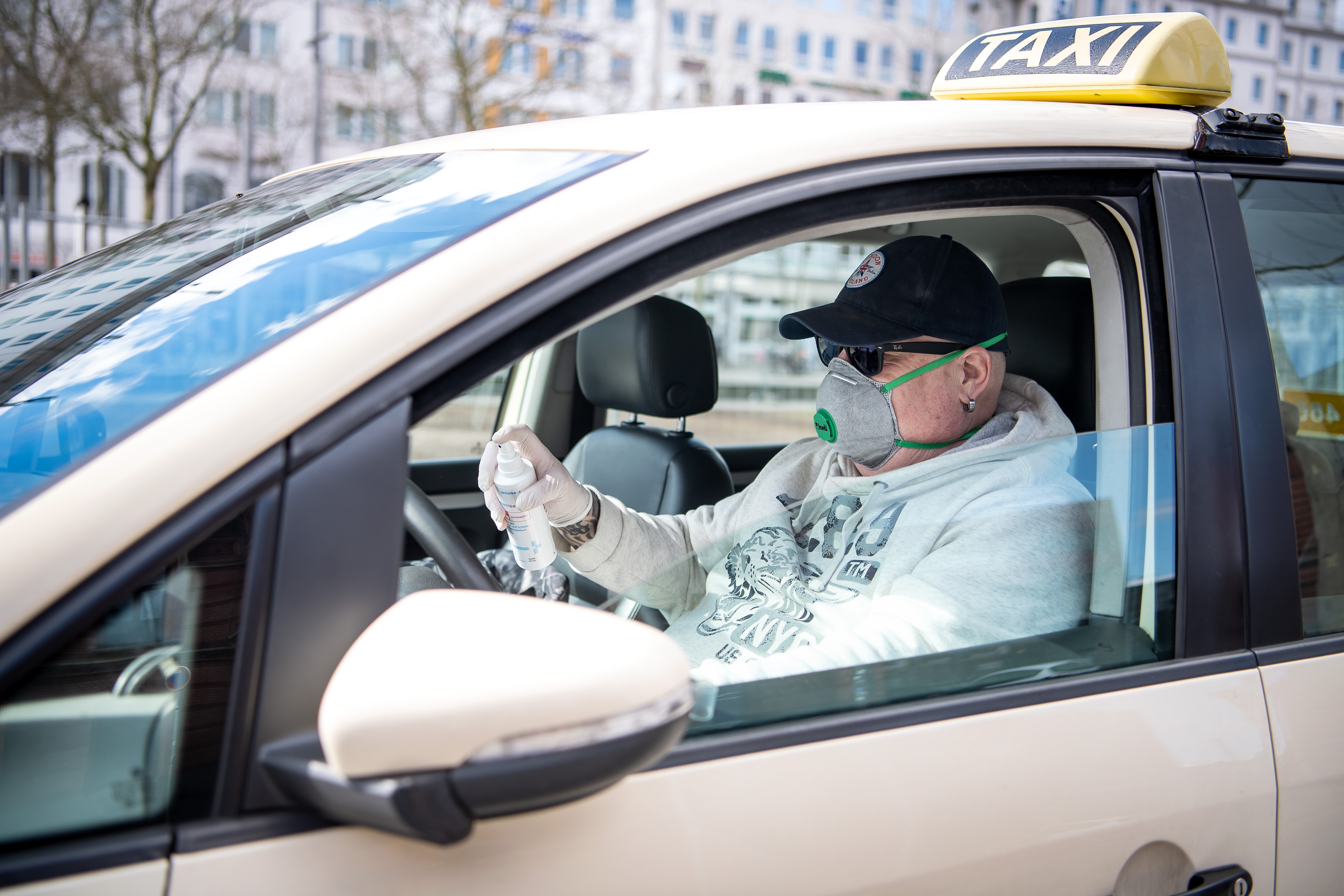 Use la mascarilla siempre que esté en un lugar público, lo que también se aplica a los taxistas, ya que pueden estar infectados pero no mostrar síntomas. Foto Prensa Libre: DPA