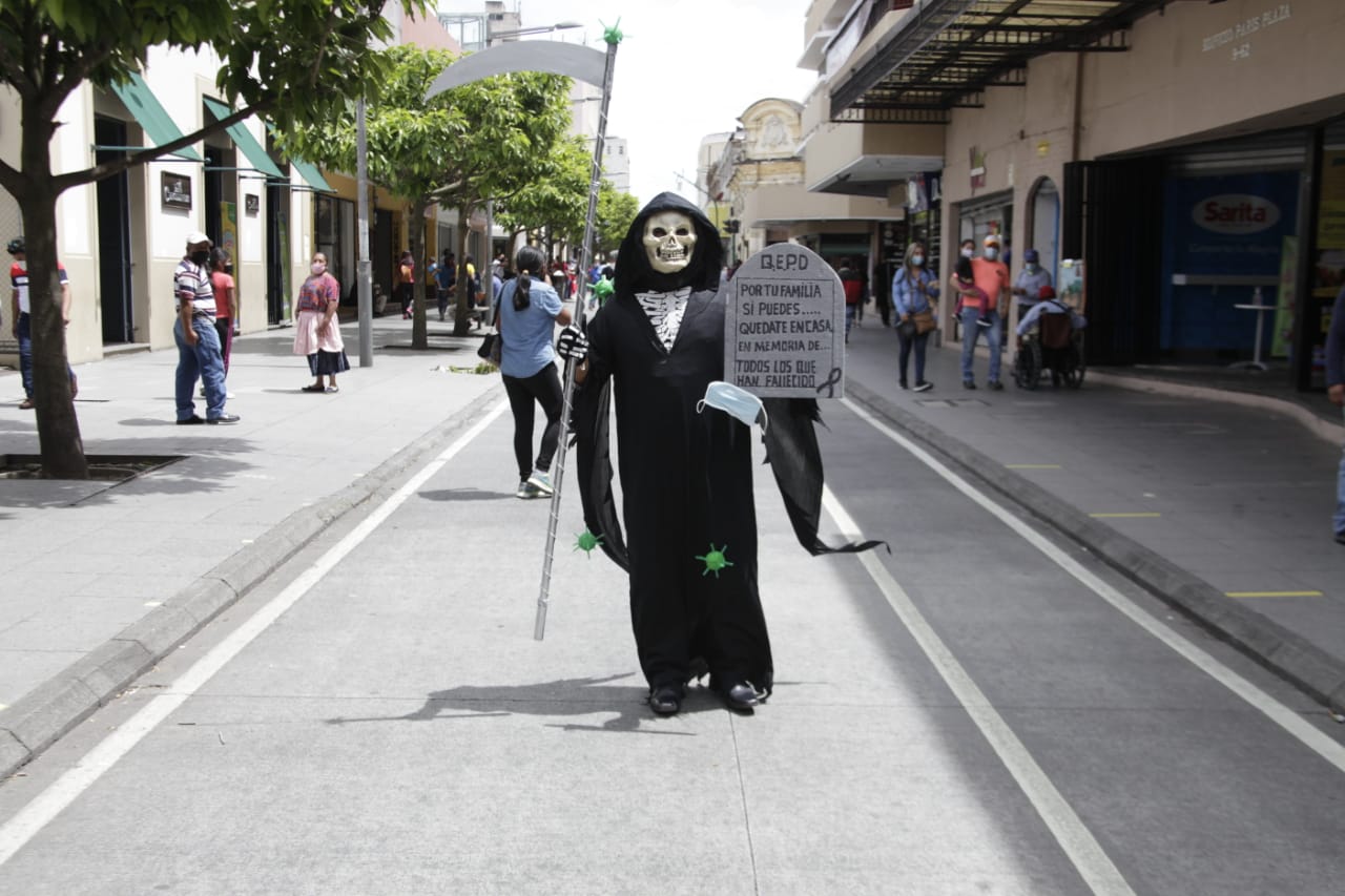 Un hombre recorrió el Paseo de la Sexta caracterizado como "La Muerte". (Foto Prensa Libre: Noé Medina)