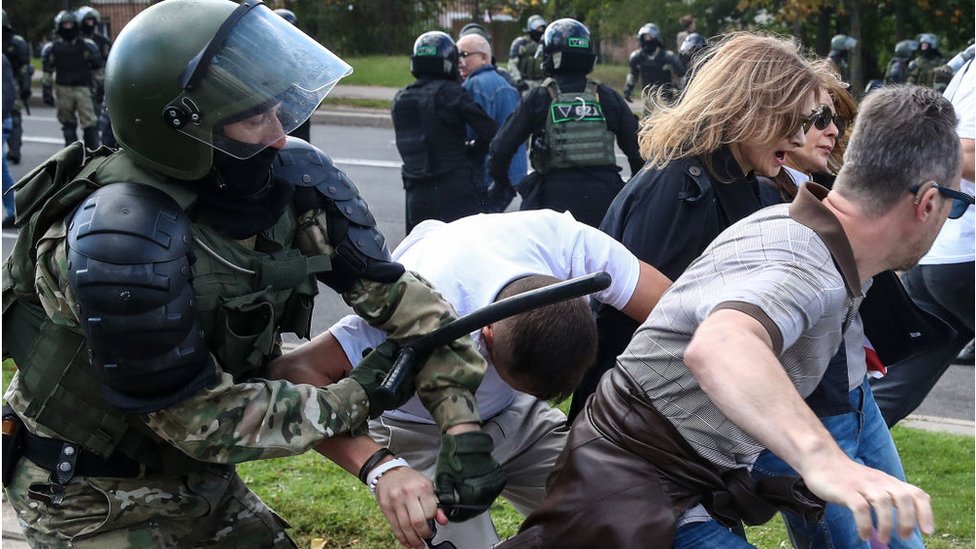 Las protestas en Bielorrusia han sido duramente reprimidas por las fuerzas del orden. (Foto Prensa Libre: Getty Images)