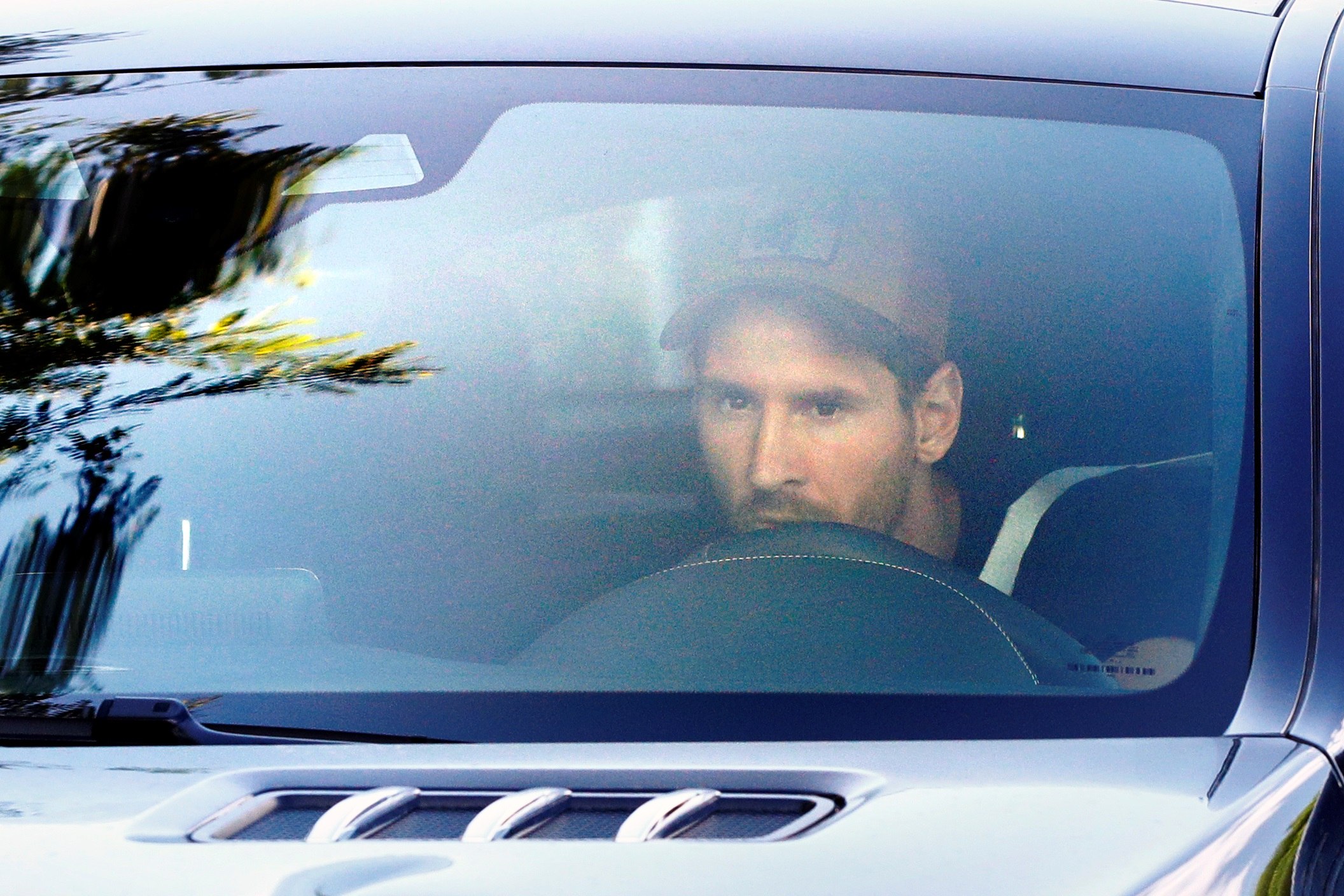 El delantero del Barcelona Lionel Messi a su llegada este lunes, a la Ciudad Deportiva Joan Gamper par empezar la pretemporada con el conjunto azulgrana. (Foto Prensa Libre: EFE)