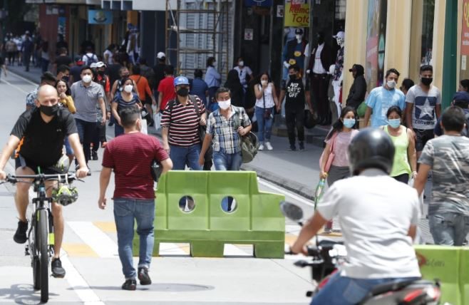 A principios de octubre se reabren los cines, bares, conciertos, parques, piscinas y otros servicios, incluso en alerta roja. (Foto Prensa Libre: Esbin García)