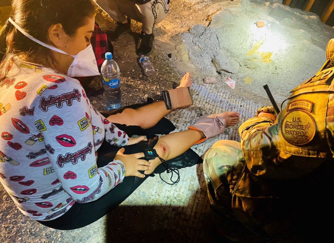 Una mujer recién rescatada  por la Patrulla Fronteriza recibe ayuda médica. (Foto: CBP)