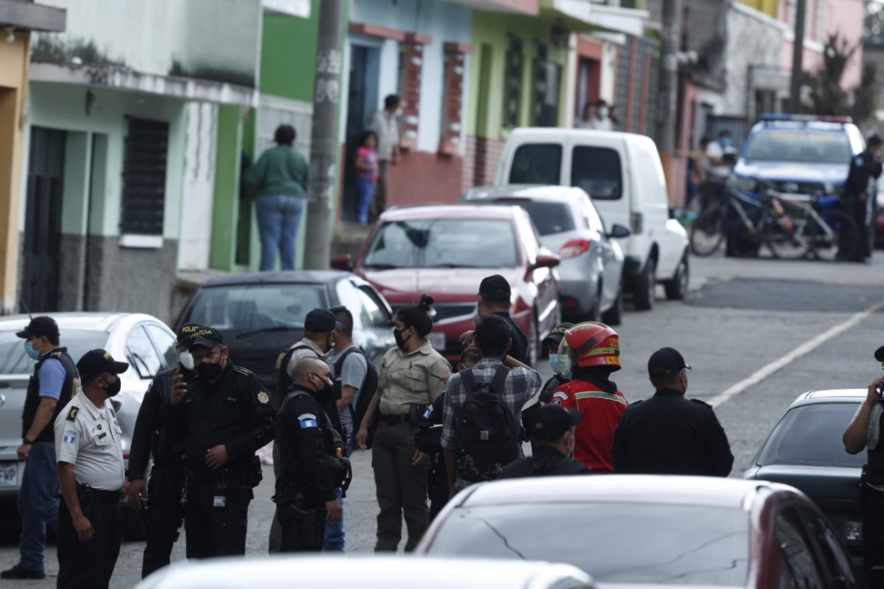 Agentes de la Policía Nacional Civil resguardan el área donde ocurrió un ataque armado, en la zona 5 capitalina, con saldo de cuatro muertos. (Foto Prensa Libre: Esbin García)