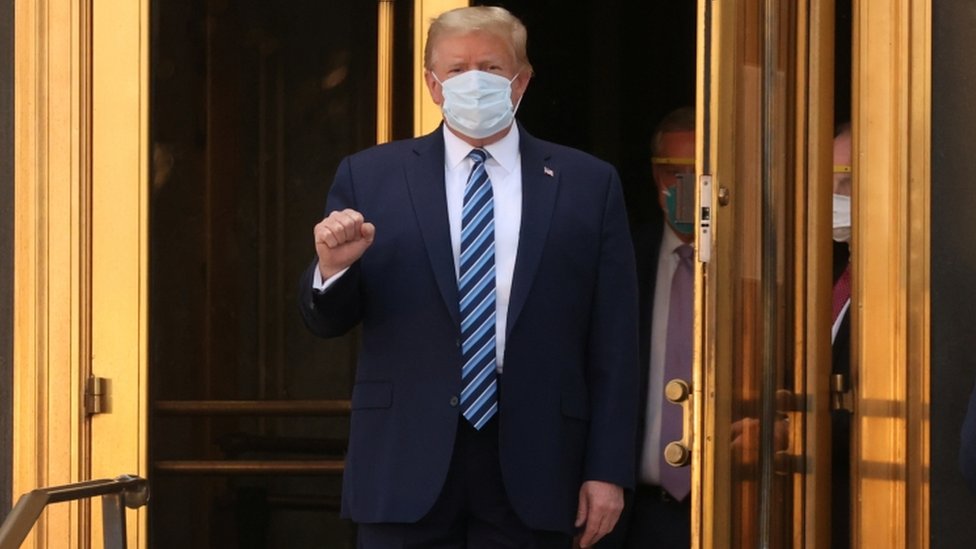 Donald Trump salió este lunes del hospital en el que estuvo 72 horas. (Foto Prensa Libre: Reuters)