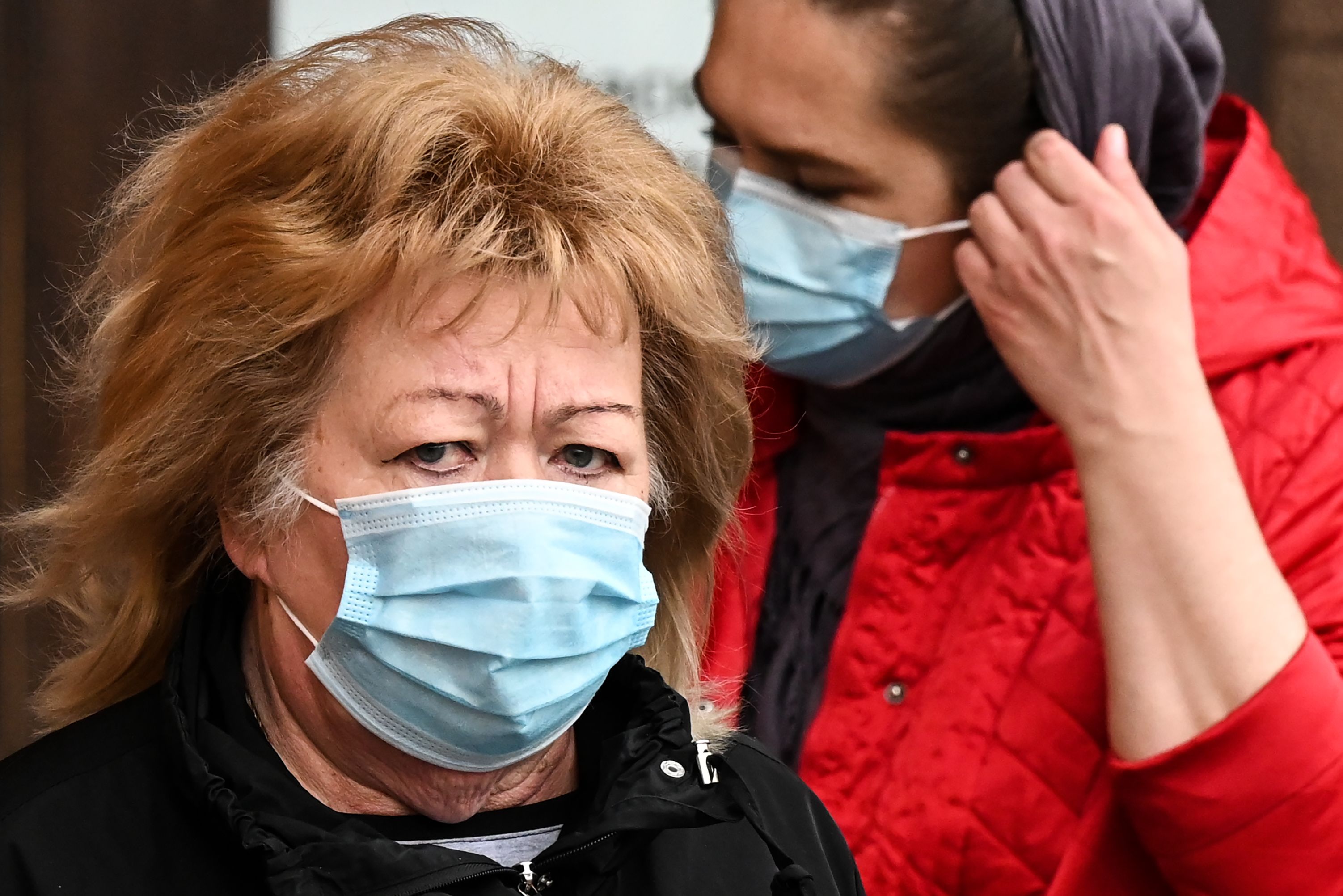 Women wearing face masks to protect against the coronavirus disease walk in Moscow on October 13, 2020. - Russia reported on October 13 its highest-ever number of daily deaths and cases of people infected with Covid-19, fuelling concerns that a second wave of the pandemic is hitting the country. (Photo by Kirill KUDRYAVTSEV / AFP)