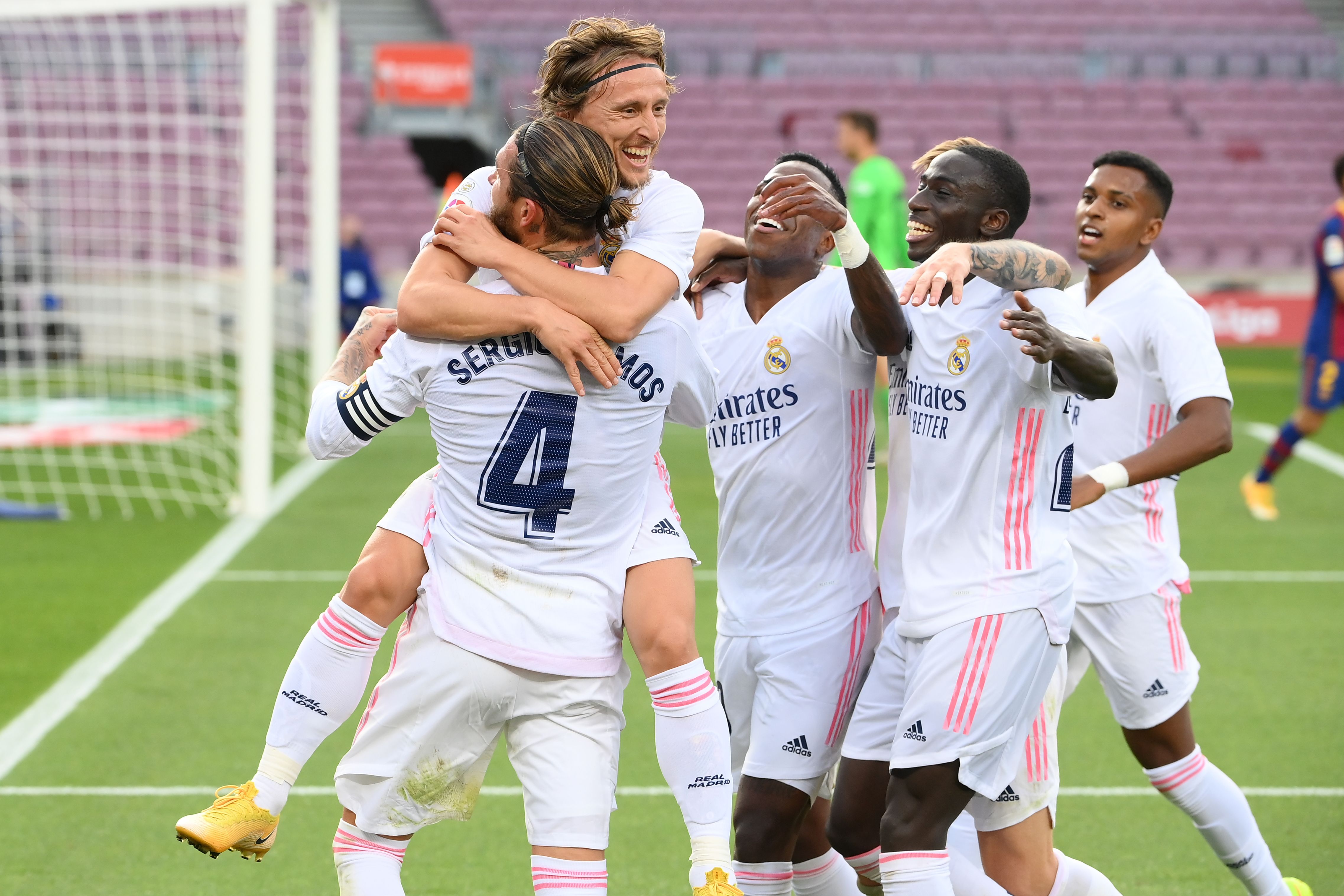 El Real Madrid se llevó los tres puntos en el clásico español gracias a anotaciones de Valverde, Sergio Ramos y Luka Modric. (Foto Prensa Libre: AFP)