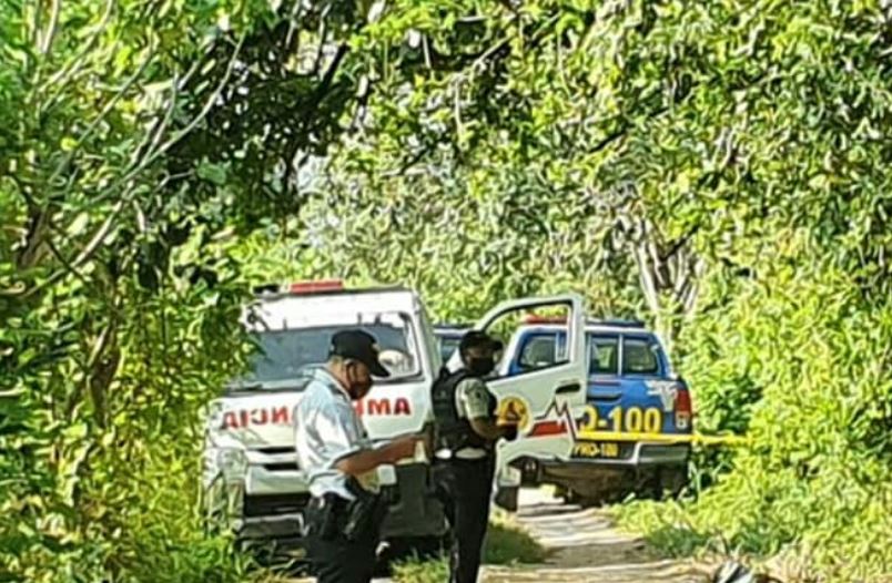 Autoridades resguardan el lugar donde fue localizado el cadáver de un hombre en Sanarate, El Progreso. (Foto Prensa Libre: Bomberos Voluntarios)