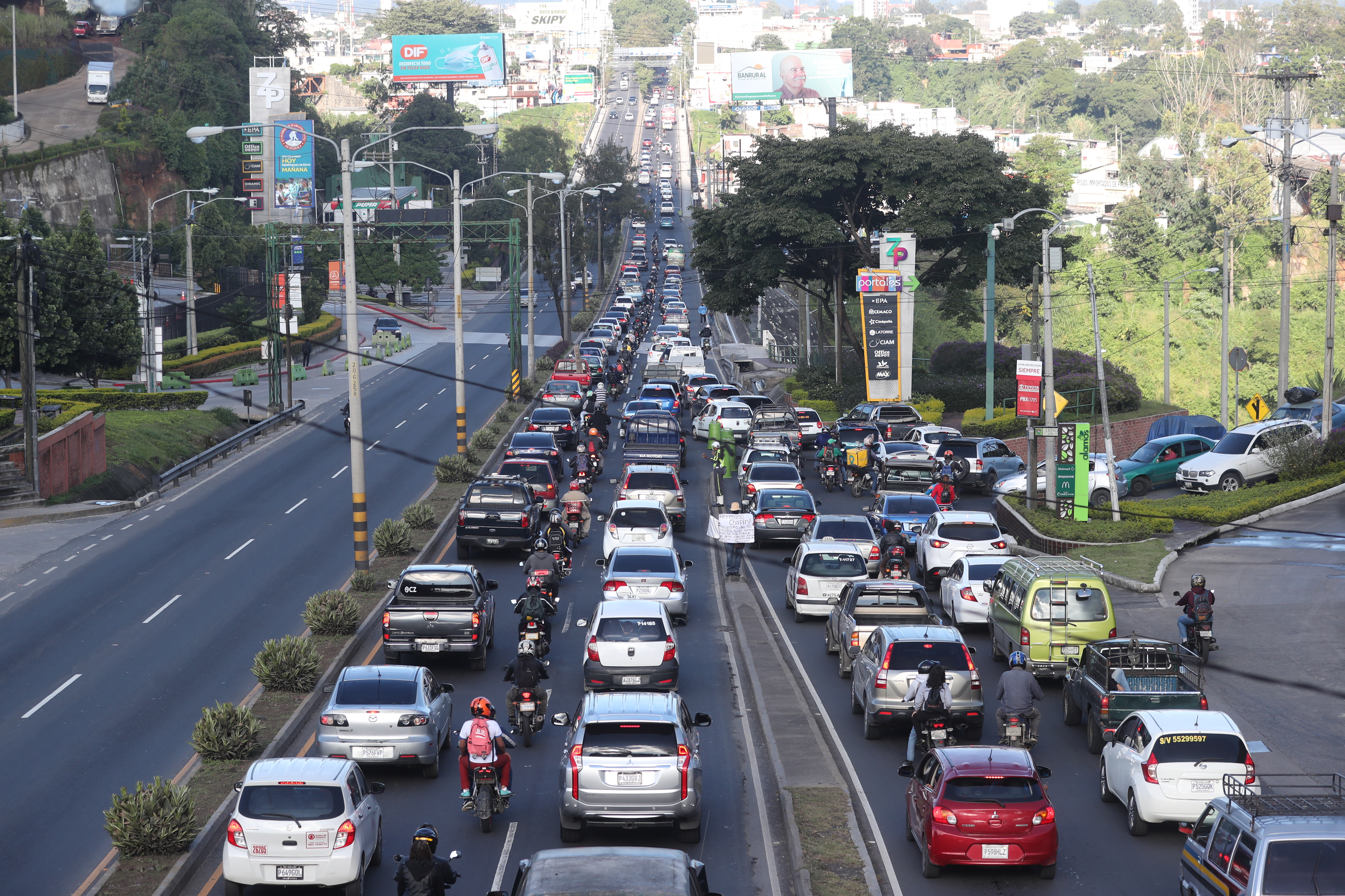 El proceso pondría fin a las placas provisionales que usan los automovilistas. (Foto Prensa Libre: Érick Ávila)