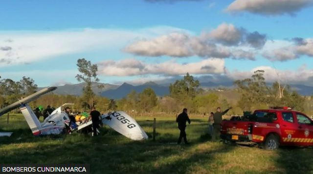 Tres de los cuatro ocupantes de la avioneta murieron en el impacto, pero un bebé de menos de un año salió con vida del accidente. (Foto Prensa Libre: Bomberos Cudinamarca)