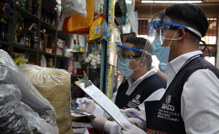 Agentes de la Diaco hacen verificaciones del libro de quejas. (Foto Prensa Libre: Diaco)