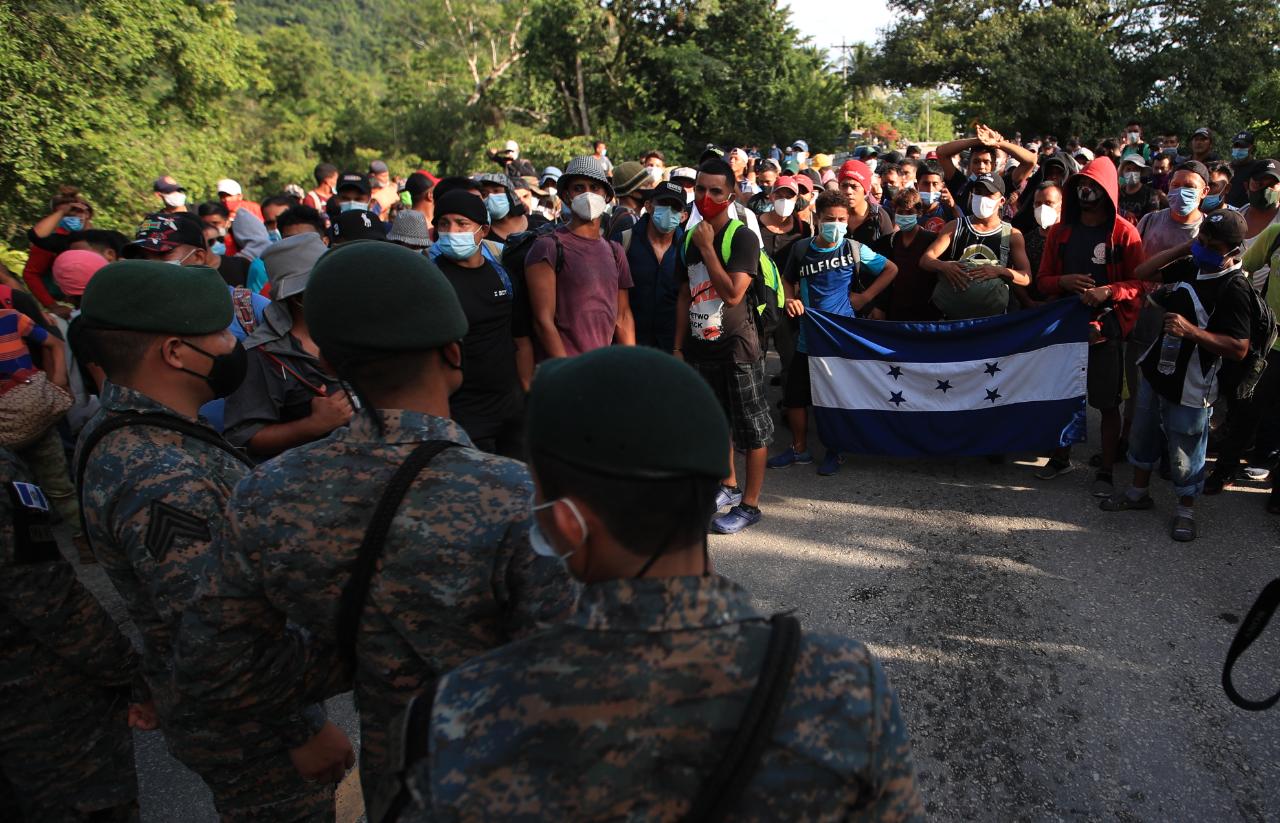 En directo Caravana migrante desde Honduras ingresa a la fuerza