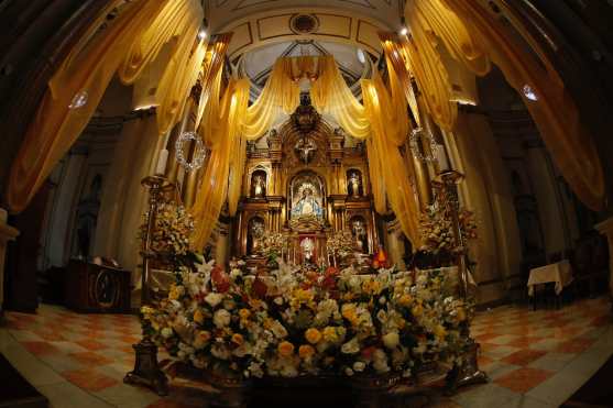 La majestuosidad de la Virgen del Rosario, de la Iglesia Santo Domingo, destaca por su inigualable trabajo artístico. (Foto: Prensa Libre: Esbin García) 