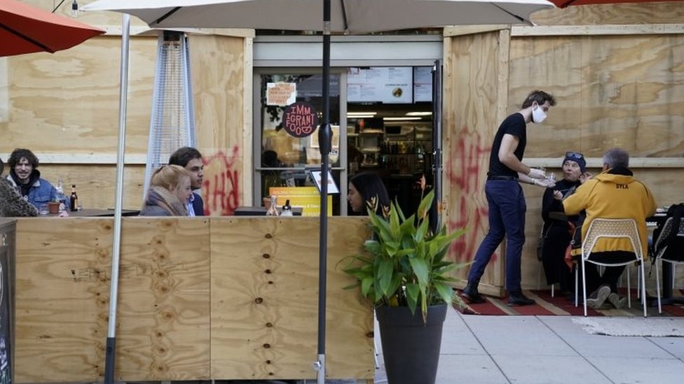 Diferentes negocios cercanos a la Casa Blanca optaron por proteger sus mostradores de vidrio con láminas de madera. (Foto Prensa Libre: Reuters)