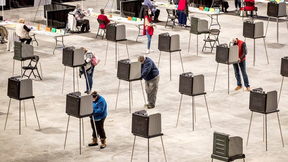 Estadounidenses emiten su voto este 3 de noviembre de 2020. (Foto Prensa Libre: Getty Images)