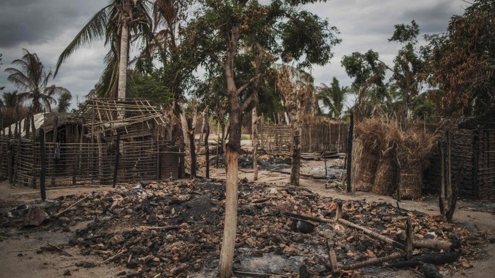 Cientos de miles de personas se han visto forzadas a abandonar sus hogares a causa de la insurgencia en Mozambique. (Foto Prensa Libre: AFP)