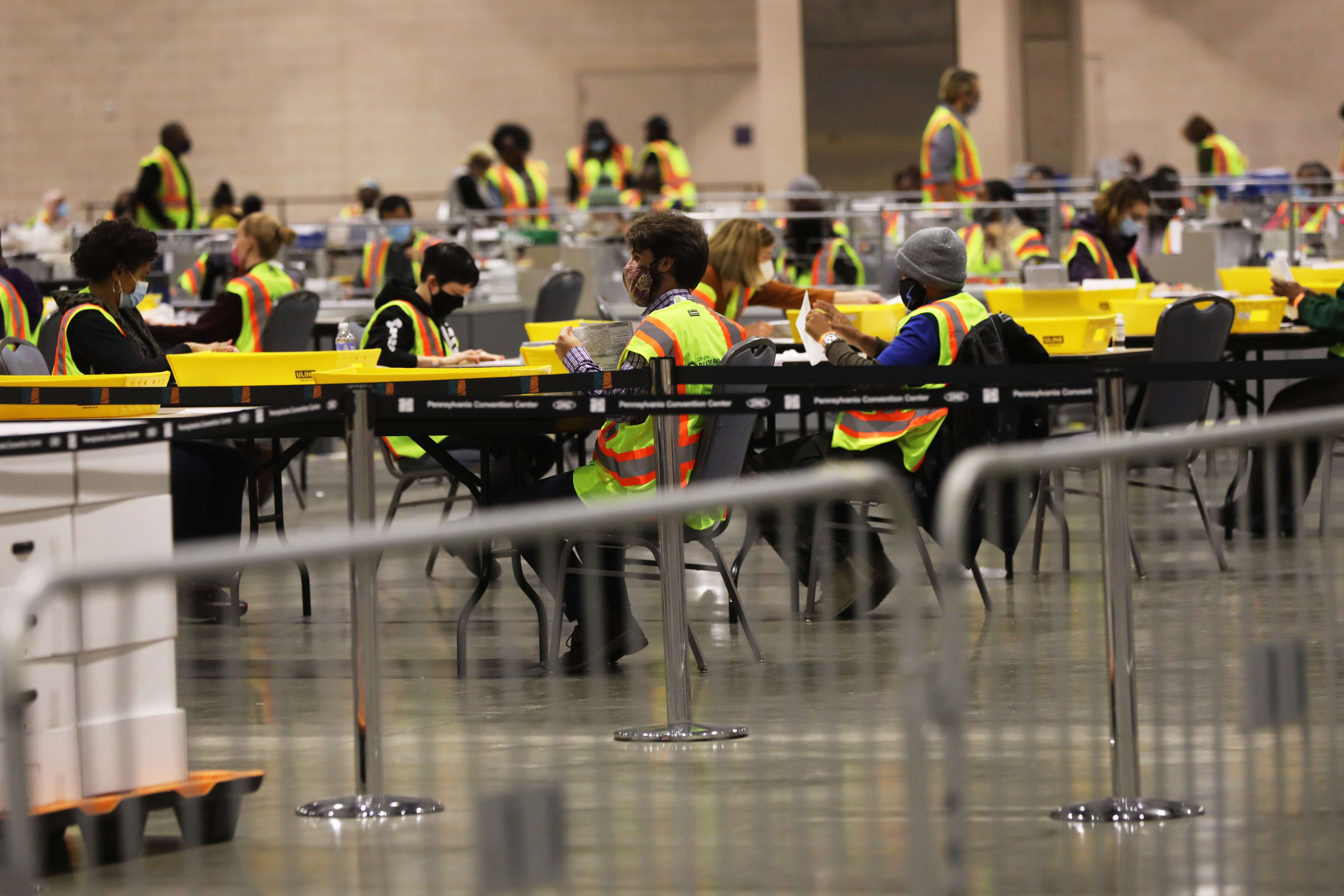 Agentes electorales cuentan votos en Filadelfia, Pensilvania. (Foto Prensa Libre: AFP)